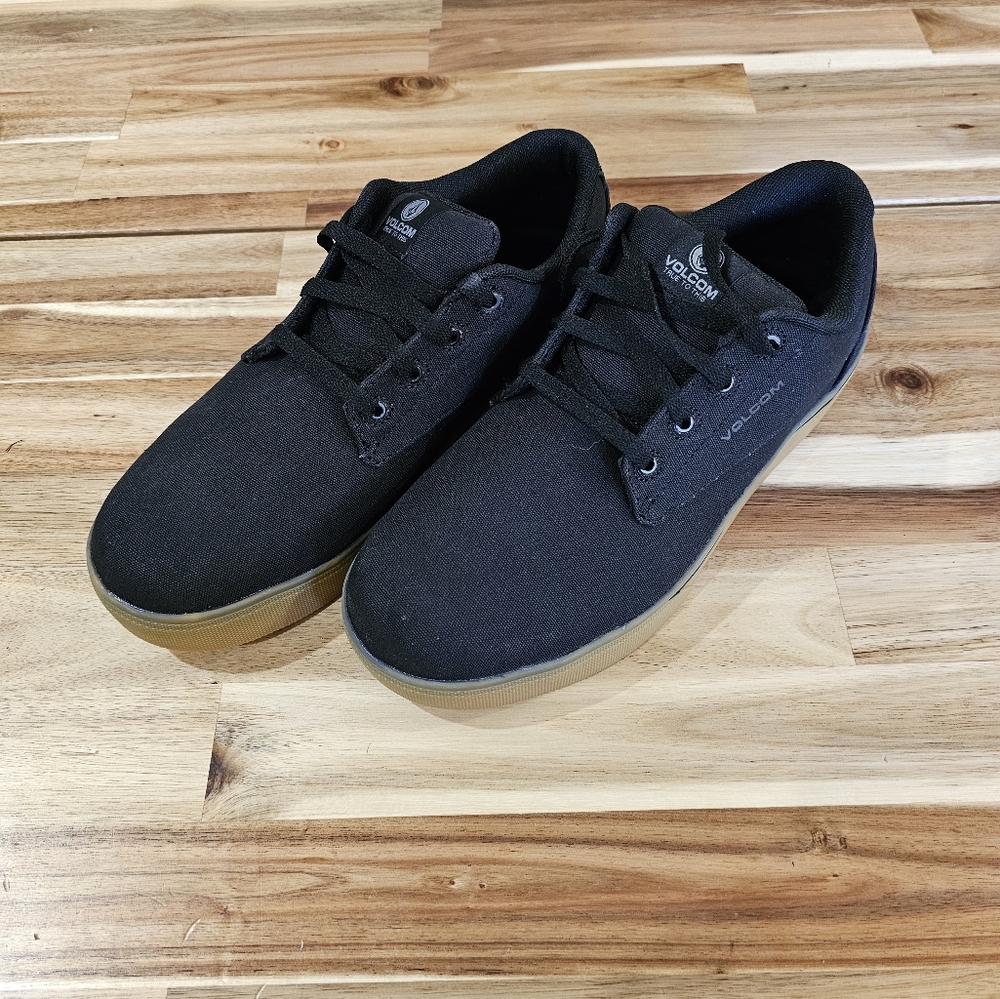 Composite toe Volcom men's size 9 shoesNew. Never used. Color black.
